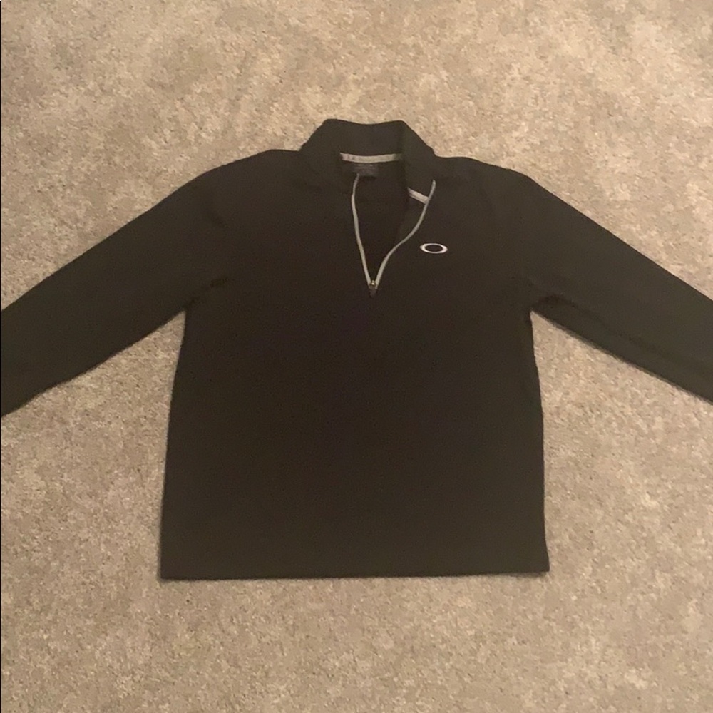 Men’s medium Oakley half zip.